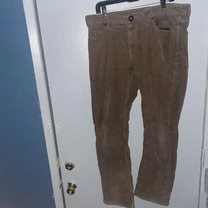 Jeans Volcom in velluto a coste uomo taglia 34 marrone solver moderno dritto V - Foto 1 di 11