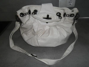 Handtasche, Farbe cremeweiß, Druckknopf, Tragegurt, Innentaschen - Bild 1 von 9