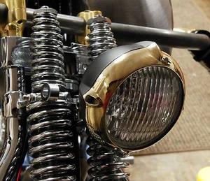 FARO BAJO VINTAGE EARED SÓLIDO LATÓN Y NEGRO 4" HARLEY XS650 BOBBER CHOPPER - Imagen 1 de 9