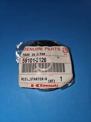 НОВАЯ ОРИГИНАЛЬНАЯ ПОДЛИННАЯ КАТУШКА Kawasaki, шкив отдачи стартера 59101-2126 (B4) - Изображение 1 из 2