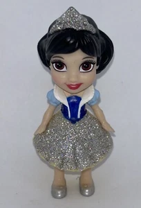 2023 DISNEY MINI PRINCESS - SNOW WHITE SILVER GLITTER DISNEY 100 YEARS SERIES - Picture 1 of 2