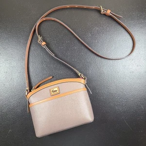 Bandolera Dooney & Bourke Camden Saffiano Domed Color - Gris Elefante/Taupe Usada en Excelente Condición - Imagen 1 de 24