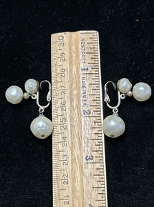 "Pendientes colgantes vintage Marvella con clip de imitación perla de 1,25" - Imagen 1 de 5