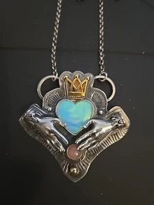 Collar Claddagh Artesanal de Latón Ópalo de Ley y Oro de 14kt 2" X 2" - Imagen 1 de 3
