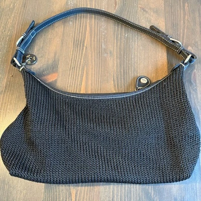 Bolso Baguette de Hombro Tejido Negro The Sak Pequeño Bolso Tejido Crochet Cremallera Foto 1 de 4