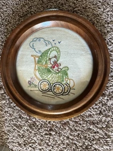 Kinderwagenbild Holz rund gerahmt Stickerei Vintage - Bild 1 von 7