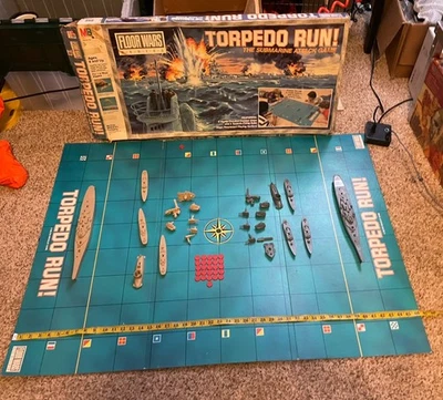 VINTAGE TORPEDO RUN SUBMARINE GAME FLOOR  WARS MILTON BRADLEY - FOR PARTS - Image 1 of 4