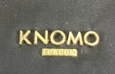 Knomo London Compact 12" Organizador Tecnológico Negro Para Tableta - Forro Rojo Foto 1 de 4