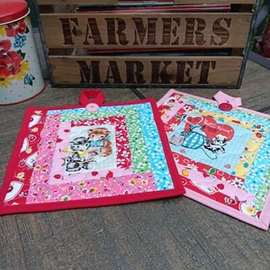 TOPFLAPPEN HEISSPAD SET - HANDARBEIT GESTEPPT RETRO VALENTINSTAG (2) MIT AUFHÄNGESCHLAUFEN - Bild 1 von 6