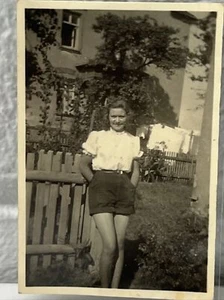 FOTOGRAFÍA VINTAGE 1947 MUJER DAMA POST SEGUNDA GUERRA MUNDIAL - Imagen 1 de 3