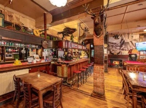 Rompecabezas QPuzzles 260 piezas - Pubs australianos - Woods Point Pub Bar - Imagen 1 de 1