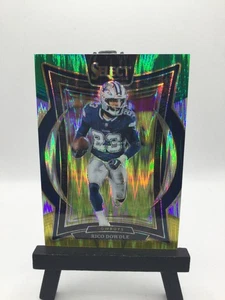 2024 Panini Select Rico Dowdle #90 Concourse Green Yellow Shock Prizm Cowboys - Bild 1 von 2