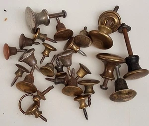 KONVOLUT 24 PLUS VERSCHIEDENE ANTIKE MESSING- UND NICKELPLATTENKNÖPFE 1/2 ZOLL -1 1/4 Zoll - Bild 1 von 4