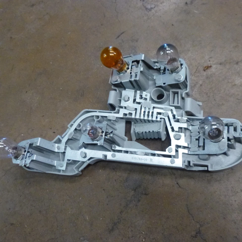 2005 2006 年 2007 年 2008 年 JAGUAR S 型右尾灯灯泡面板 — 第 1/1 张图片