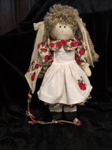 HANDGEMACHTE STEHENDE STOFFPUPPE SCHULMÄDCHEN 22 ZOLL ÄPFEL KLEID MIT DRACHENDEKORATION - Bild 1 von 1