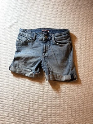 Tommy Hilfiger Women’s Denim Y2K Shorts Size 0 Light Blue Wash With Rolled Cuffs - Image 1 of 2
