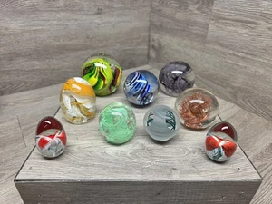 Menge 9 Vintage gesungen Nachlass mundgeblasene mehrfarbige Glaskunst Briefbeschwerer  - Bild 1 von 21