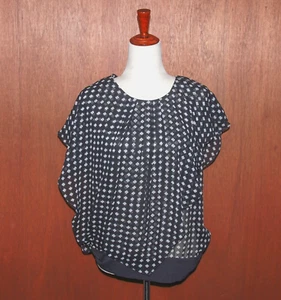 Top de seda estampado camelia blanco y negro de lujo Armani Collezioni para mujer 10  - Imagen 1 de 8