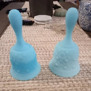2 campanas vintage de vidrio artístico satinado azul Fenton margaritas y botones de 6" excelentes - Imagen 1 de 8
