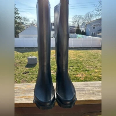 Stuart Weitzman 8 码 Griffin 铆钉高黑色雨衣 — 第 1/4 张图片