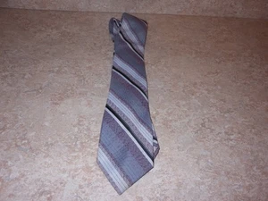 Vintage JOHNNY CARSON DESIGNER Men's Stripe Necktie 95% Polyester & 5% Silk - Picture 1 of 8