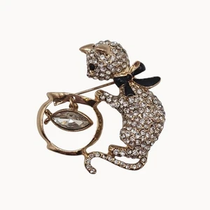 Vintage Brosche funkelnd silber goldfarben elegant kitschig Retro Katze & Fisch edel Anstecknadel - Bild 1 von 11
