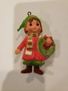 Vintage 1985 Bradford Novelty Christmas Ornament, "Deck the Halls", Girl Wreath - Imagen 1 de 2