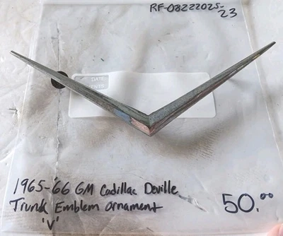 "Орнамент с эмблемой ""V"" оригинального багажника 1965-1966 GM Cadillac Deville" - Изображение 1 из 4