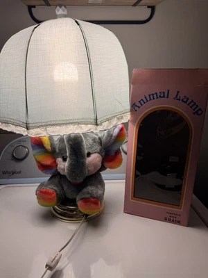 Abajur de mesa de pelúcia vintage anos 1980 arco-íris/orgulho elefante recheado 19" - Imagem 1 de 4