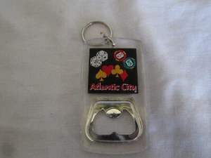 Vintage Atlantic City Schlüsselanhänger Flaschenöffner Würfel Poker Chips Anzüge Souvenir - Bild 1 von 2