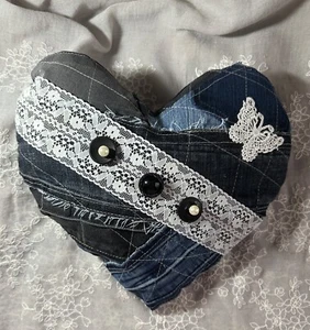 Reciclado DENIM HEART Acento Tiro ALMOHADA Hecho a Mano 13 Pulgadas Encaje Decoración Hogar Sofá - Imagen 1 de 3