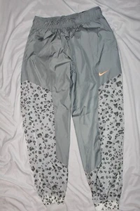 Nike Sportswear Damen Leopardenmuster Windbreaker Hose Größe S DD5894-073 grau - Bild 1 von 4