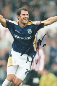 CARDIFF: STEVEN THOMPSON SIGNED 6x4 ACTION PHOTO+COA - Picture 1 of 1