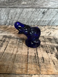 Estatuilla de vidrio artístico azul cobalto vintage trompa de elefante peso de papel - Imagen 1 de 10