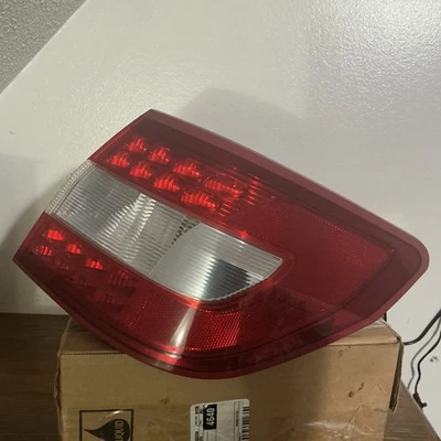 Luz trasera Lincoln MKZ Zephyr 2006-07-08-2009 lado del pasajero derecho (derecha). OEM Foto 1 de 4