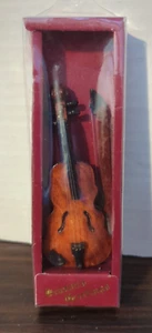 Mangelsen's violino vintage in miniatura, resina, nuovo con scatola, anni 90, scala 1:12, accessori bambola - Foto 1 di 3