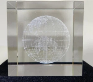 Living Quarters Kristall Laser Kubischer Briefbeschwerer - Globus - Bild 1 von 5