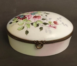 BONBONNIERE DECOR FLORAL EMAILLE PEINT MAIN PAR RIBES PORCELAINE LIMOGES LE ROY - Picture 1 of 7
