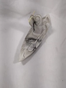 Eskimo im Kajak mit Harpune kanadischer Kunstmarmor Handwerk & Knochen. 9" Lx 3" Hx 2"B - Bild 1 von 19