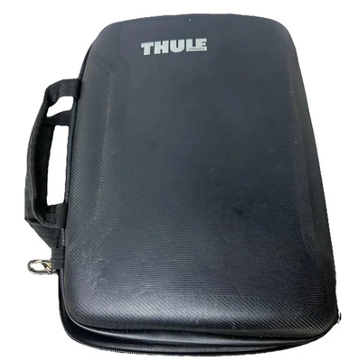 Funda rígida negra para portátil Thule Gauntlet con asa Foto 1 de 4