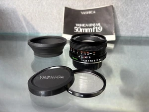 Yashica ML 50mm f1.9 Lens with Lens Hood, Manual and Original Lens Cap - Foto 1 di 11