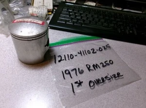 1976 SUZUKI RM 250 RM250 PISTON 1ST OVERSIZE NOS OEM 12110-41102-025 - Picture 1 of 6