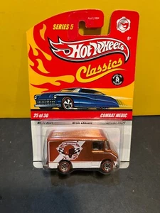 1/64 HOT WHEELS CLASSICS 25 DE 30 COMBATE MÉDICO STEPVAN MARRÓN - Imagen 1 de 2