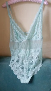Adore Me Lencería Mujer 3X Encaje Malla Transparente Aqua Peluche Body V Tanga Parte Inferior - Imagen 1 de 6