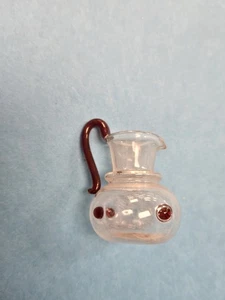 Antigua jarra miniatura de vidrio soplado a mano para casa de muñecas transparente con puntos rojos - Imagen 1 de 6