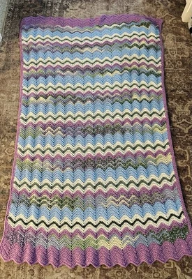 Hecho a mano vintage afgano púrpura, azul, verde retro cottagecore crochet abuela Foto 1 de 3