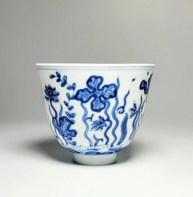 INV115 Cuenco fino azul blanco alto 'flor de loto' Chenghua siglo XV (procedencia) Foto 1 de 4