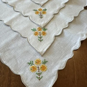 Vintage Beige Cream Embroidered Cloth Napkins Fine Linen Flowers Scalloped - Picture 1 of 6