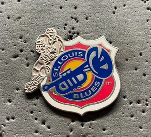 St. Louis Blues Shield with Player NHL Hockey Pin - Imagen 1 de 1