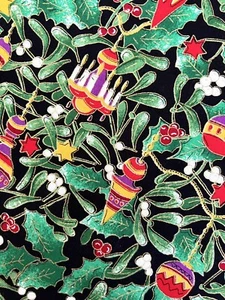 "Adornos de velas iluminadas de acebo de tela de árboles de Navidad de algodón R Kaufman 64"" x 43""" - Imagen 1 de 11